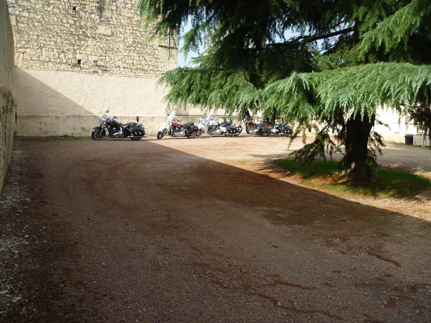 Terrasse extérieure ombragée pour les petits-déjeuners